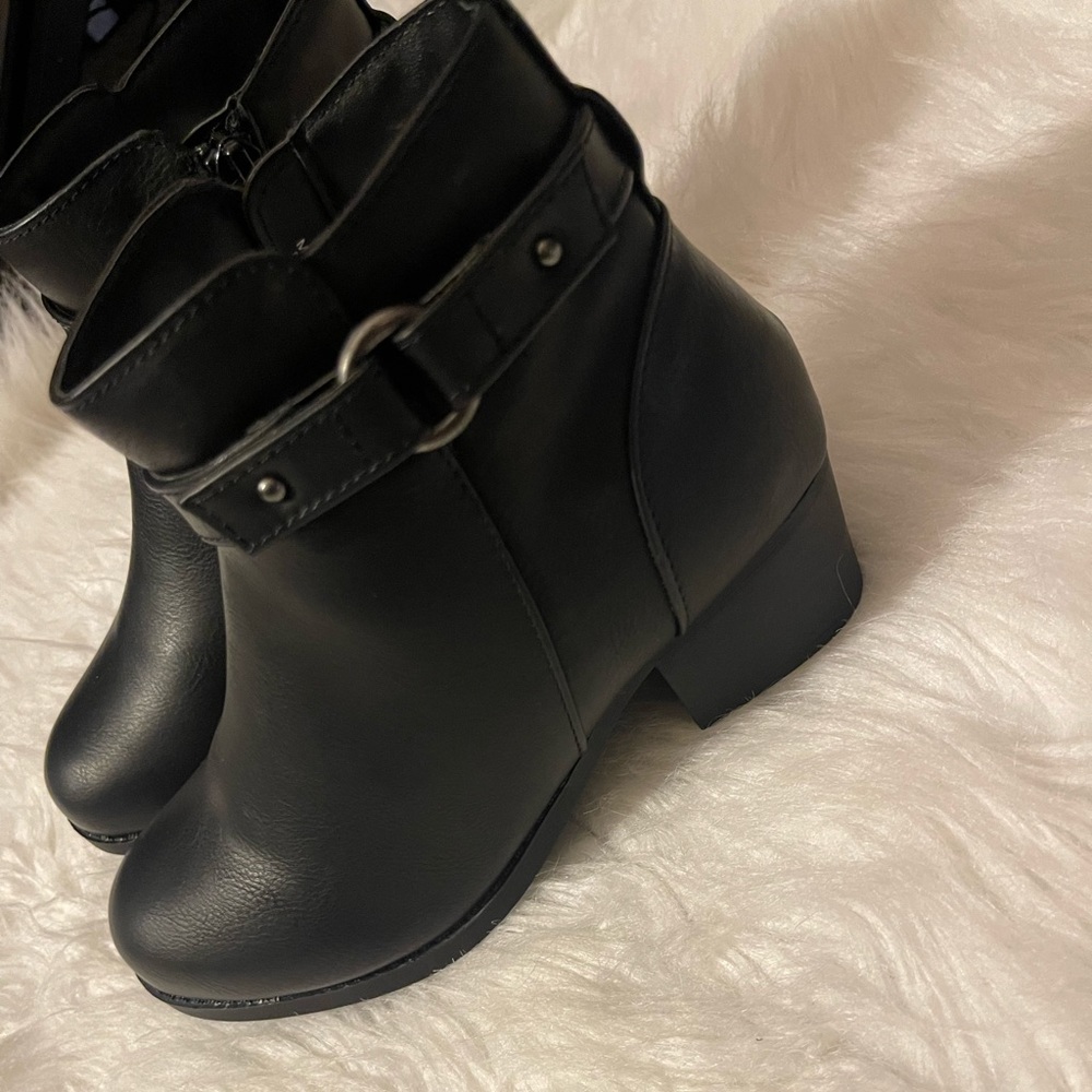 Girls boots size 2